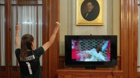 Ataviada con la playera negra de la Selección, la Presidenta Claudia Sheibaum festejó junto a su esposo Jesús María Tarriba. CAPTURA DE VIDEO