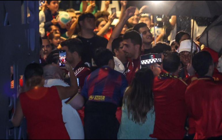 La afición desafió la lluvia para recibir a la Selección de España en Guadalajara, aunque la logística impidió el esperado encuentro con sus ídolos. EL INFORMADOR/ A. NAVARRO.