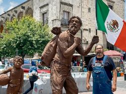 José Luis Malo posa junto a su obra “Los olvidados”. ESPECIAL