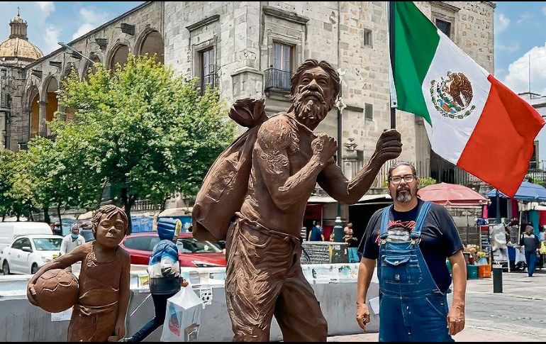 José Luis Malo posa junto a su obra “Los olvidados”. ESPECIAL