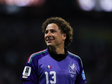 Guillermo Ochoa portó el parche Legacy, destinado a jugadores que han participado en cinco o más Copas del Mundo. XINHUA/F. Cañedo