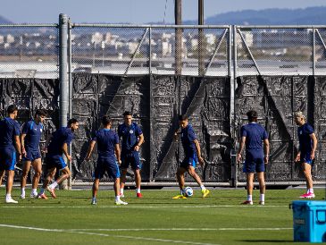 Jugadores de Paraguay participan en un entrenamiento previo al juego contra Australia. EFE/ M. Gutiérrez