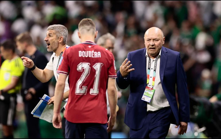 El entrenador de República Checa, Miroslav Koubek, durante el juego contra México, el último de su equipo en el Mundial. EFE/J. Méndez
