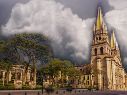 La verdadera transformación del clima ocurrirá durante la tarde, momento en el cual la nubosidad se intensificará drásticamente en toda Guadalajara. ESPECIAL / CANVA