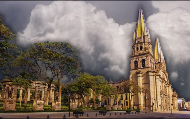 La verdadera transformación del clima ocurrirá durante la tarde, momento en el cual la nubosidad se intensificará drásticamente en toda Guadalajara. ESPECIAL / CANVA