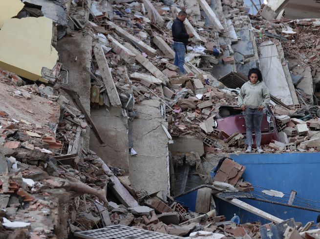 Residentes caminan entre los escombros de edificios derrumbados por los terremotos en la localidad de Catia La Mar, en el Estado costero de La Guaira, Venezuela, este jueves. EFE/ R. Pena