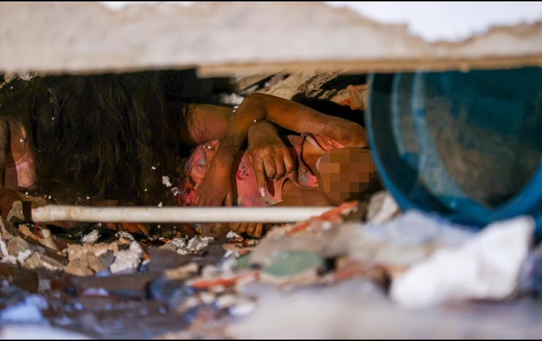 Una de las personas atrapadas entre los escombros de uno de los edificios afectados por los terremotos, en la localidad de Catia La Mar, en el estado costero de La Guaira, Venezuela este jueves. EFE/ R. Pena