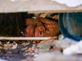 Una de las personas atrapadas entre los escombros de uno de los edificios afectados por los terremotos, en la localidad de Catia La Mar, en el estado costero de La Guaira, Venezuela este jueves. EFE/ R. Pena