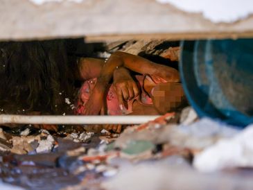 Una de las personas atrapadas entre los escombros de uno de los edificios afectados por los terremotos, en la localidad de Catia La Mar, en el estado costero de La Guaira, Venezuela este jueves. EFE/ R. Pena