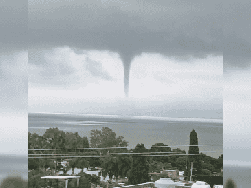 La mañana de este jueves, el Lago de Chapala fue escenario de una espectacular tromba marina. CORTESÍA/ Protección Civil Jalisco