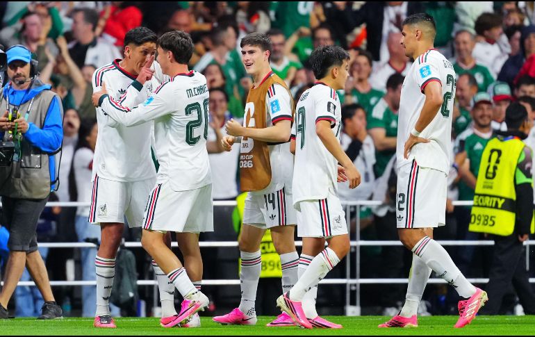 El Tri logró subir cuatro peldaños en el escalafón para ubicarse oficialmente en el Top 10, acumulando un total de 1736.01 puntos. Imago7 / ARCHIVO