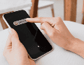 Dedicar un minuto a la semana a la salud de tu pantalla principal protegerá tu inversión a largo plazo y mejorará tu experiencia digital diaria. CANVA