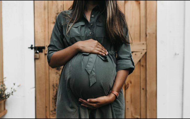 Según la psicología, soñar que estás embarazada es la forma en que la mente procesa deseos ocultos. UNSPLASH / C. BATTANI