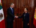 La presidenta de Mexico, Claudia Sheinbaum, y el rey Felipe VI de España se toman la foto oficial de la visita del monarca dentro de Palacio Nacional. SUN