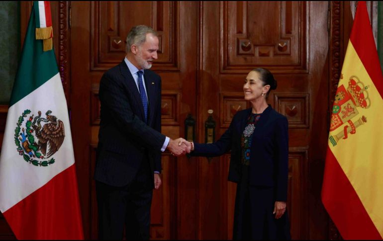 La presidenta de Mexico, Claudia Sheinbaum, y el rey Felipe VI de España se toman la foto oficial de la visita del monarca dentro de Palacio Nacional. SUN