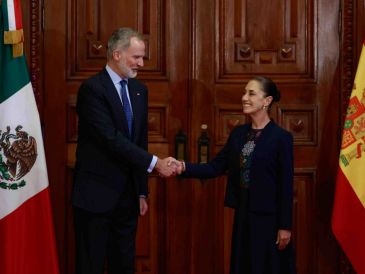La presidenta de Mexico, Claudia Sheinbaum, y el rey Felipe VI de España se toman la foto oficial de la visita del monarca dentro de Palacio Nacional. SUN