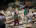 Rescatistas y voluntarios buscan víctimas en una vivienda afectada por los terremotos este jueves, en el municipio Libertador en el este de Caracas. EFE/B. Vergara