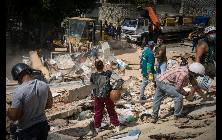 Rescatistas y voluntarios buscan víctimas en una vivienda afectada por los terremotos este jueves, en el municipio Libertador en el este de Caracas. EFE/B. Vergara