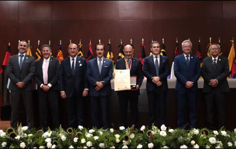 En el evento estuvieron presentes el alcalde de Zapopan, Juan José Frangie; el vicerrector administrativo de la UAG, Juan Carlos Leaño del Castillo, y los ex futbolistas Fernando Hierro y Oswaldo Sánchez. CORTESÍA/UAG