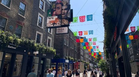 Kahlo siempre rechazó esta etiqueta, afirmando que ella no pintaba sueños, sino su propia y cruda realidad. EFE / L. Campello