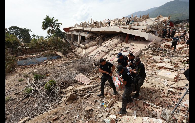 La policía transporta un cuerpo recuperado de entre los escombros de un edificio en La Guaira, Venezuela. AP/J. Campos