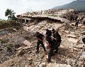 La policía transporta un cuerpo recuperado de entre los escombros de un edificio en La Guaira, Venezuela. AP/J. Campos