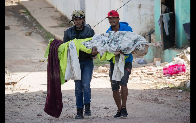 Voluntarios rescatan víctimas mortales este jueves, en Catia La Mar. EFE/R. Peña