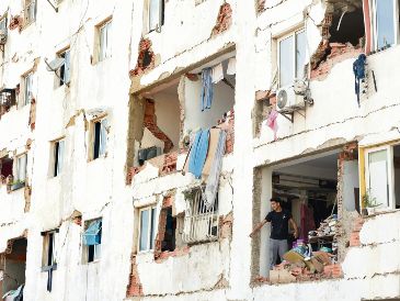 Los residentes de construcciones dañadas deben evacuar sus hogares ante el riesgo de colapso estructural. AP