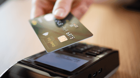 El nuevo modelo de cobro marca un cambio relevante para los clientes de Banamex, especialmente para quienes organizaban sus finanzas considerando una anualidad única. CANVA