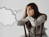 La inteligencia no solo se construye acumulando datos o devorando libros de texto; se consolida en los espacios en blanco que dejamos entre un conocimiento y otro. CANVA