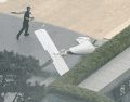 Fotografía cedida que muestra un integrante de la Policía de China frente a un fragmento de una aeronave en una vía próxima al edificio China Zun este viernes, en Pekin, China. EFE/ Cortesía