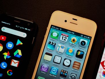 Ante la gran cantidad de personas que aún faltan para realizar el registro de su línea teléfonica, la CRT optó por imponer un calendario nuevo. UNSPLASH / 0XK