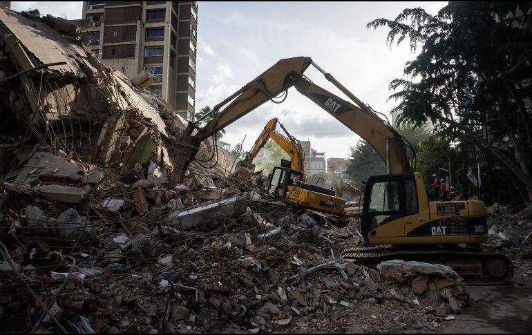 Integrantes de equipos de rescate trabajan en un edificio afectado por un terremoto en Caracas, Venezuela. EFE / B. Vergara