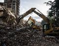 Integrantes de equipos de rescate trabajan en un edificio afectado por un terremoto en Caracas, Venezuela. EFE / B. Vergara