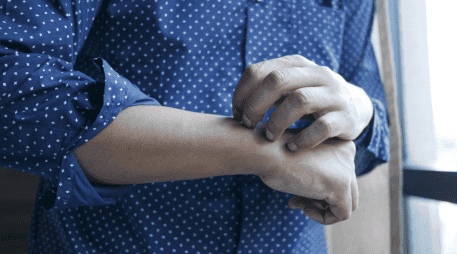 Más allá del aspecto económico, algunas corrientes espirituales consideran que la mano izquierda está relacionada con la energía receptiva. CANVA