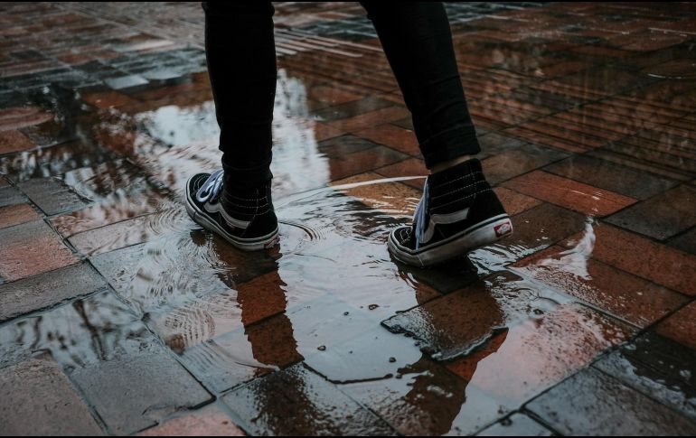 Es importante conocer cómo eliminar la humedad del calzado mojado para prolongar su vida útil. UNSPLASH / KENNY
