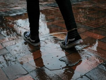 Es importante conocer cómo eliminar la humedad del calzado mojado para prolongar su vida útil. UNSPLASH / KENNY