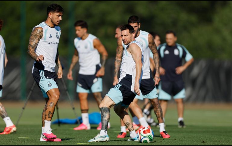 Lionel Messi participa con sus compañeros en un entrenamiento de Argentina en el Sporting KC training center en Kansas City, Estados Unidos. EFE/ J. Roncoroni