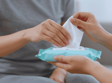 El uso excesivo de estos productos destruye progresivamente las bacterias buenas que protegen el cuerpo frente a diversas infecciones externas. ESPECIAL / CANVA