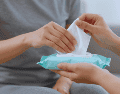 El uso excesivo de estos productos destruye progresivamente las bacterias buenas que protegen el cuerpo frente a diversas infecciones externas. ESPECIAL / CANVA
