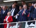 El rey Felipe VI de España saluda este viernes previo al partido del grupo H del Mundial de la FIFA 2026 entre Uruguay y España. EFE/A. Cruz