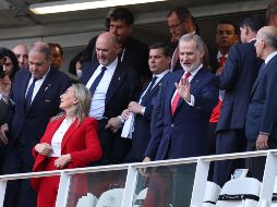 El rey Felipe VI de España saluda este viernes previo al partido del grupo H del Mundial de la FIFA 2026 entre Uruguay y España. EFE/A. Cruz