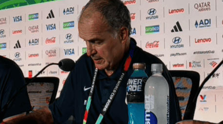 Marcelo Bielsa en la conferencia de prensa después de la derrota de Uruguay frente a España. EL INFORMADOR / L. ASCANIO