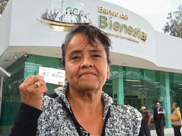 Los beneficiarios de la Pensión podrán retirar su dinero en cajeros automáticos o utilizar su tarjeta en establecimientos comerciales en la fecha que les corresponda. ESPECIAL / Programas del Bienestar