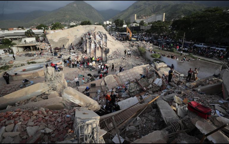 Al margen de la movilización anunciada por el Gobierno, miles de civiles venezolanos participan de forma voluntaria en las labores de rescate en las edificaciones afectadas. EFE/ R. Pena