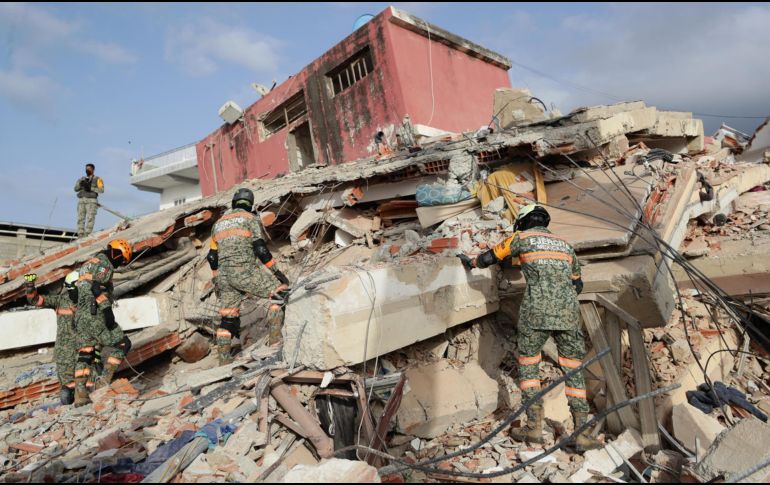 Rescatistas del Ejército de México trabajan en un edificio afectado por un terremoto este viernes, en La Guaira, Venezuela. EFE/ R. Peña