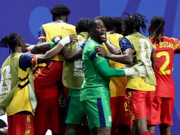 Yoane Wissa brilló con un doblete en la victoria de RD Congo, que vino de atrás para sorprender a Uzbekistán. EFE/ R. WITTEK.