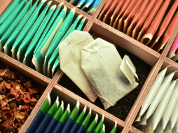 Antes de darles una segunda vida, es importante revisar que las bolsitas estén elaboradas con materiales biodegradables. CANVA