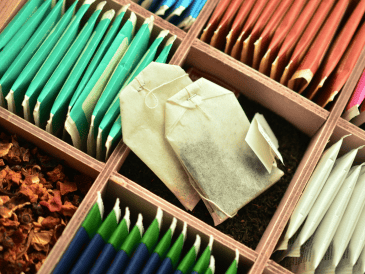 Antes de darles una segunda vida, es importante revisar que las bolsitas estén elaboradas con materiales biodegradables. CANVA