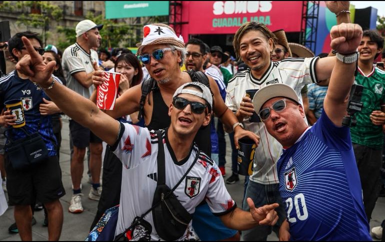 Aunque la marea amarilla se adueñó del FIFA Fan Fest, un puñado de aficionados japoneses también se hacía notar en el Centro tapatío. EL INFORMADOR/A. Navarro
